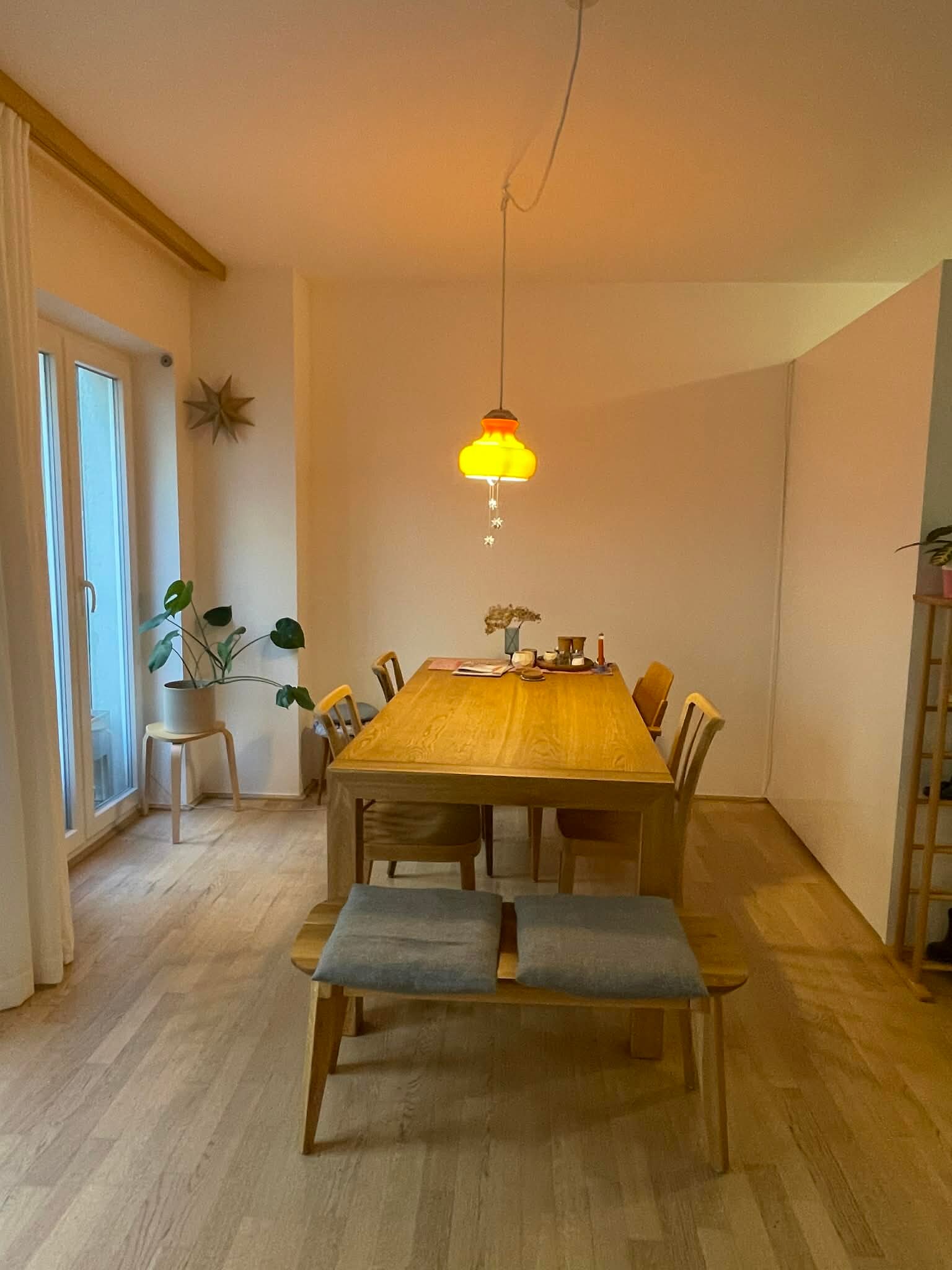 Helles Esszimmer mit Holztisch, 3-Zimmer Wohnung zur Kurzzeitmiete in Ottensheim – Wohnen auf Zeit für 1 bis 6 Monate.