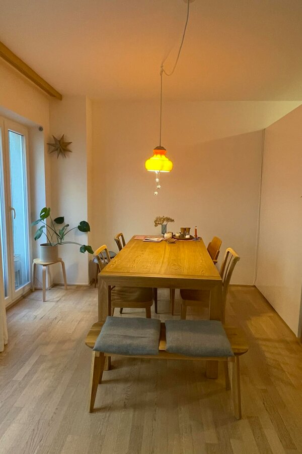 Helles Esszimmer mit Holztisch, 3-Zimmer Wohnung zur Kurzzeitmiete in Ottensheim – Wohnen auf Zeit für 1 bis 6 Monate.