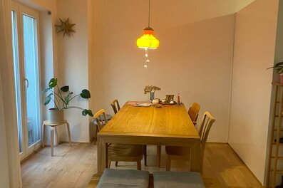 Helles Esszimmer mit Holztisch, 3-Zimmer Wohnung zur Kurzzeitmiete in Ottensheim – Wohnen auf Zeit für 1 bis 6 Monate.