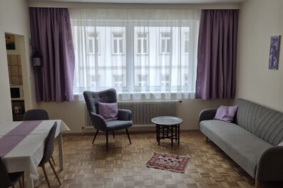 Bright living area with sofa & dining table – 1-room apartment, short-term rental Vienna, temporary housing for 1 to 6 months