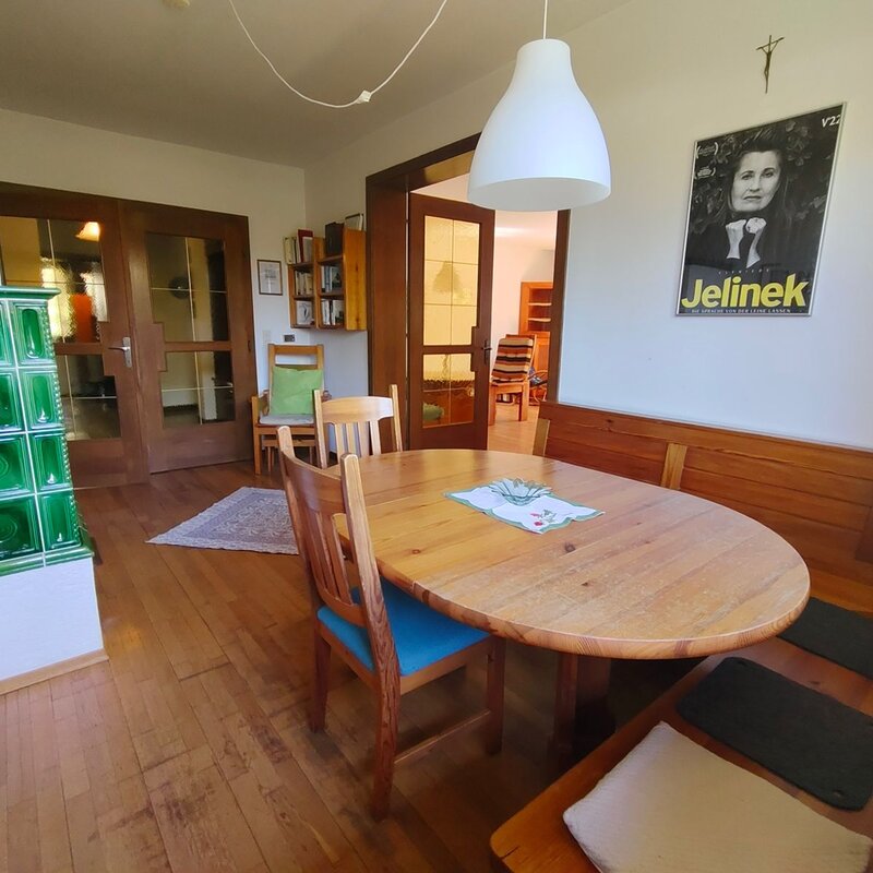 Mit Kachelofen und Leseecke | © Ulrike Oberbucher