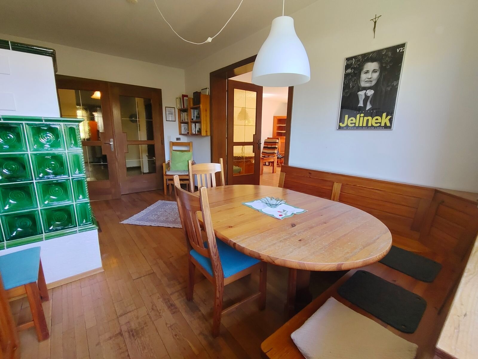 Mit Kachelofen und Leseecke | © Ulrike Oberbucher