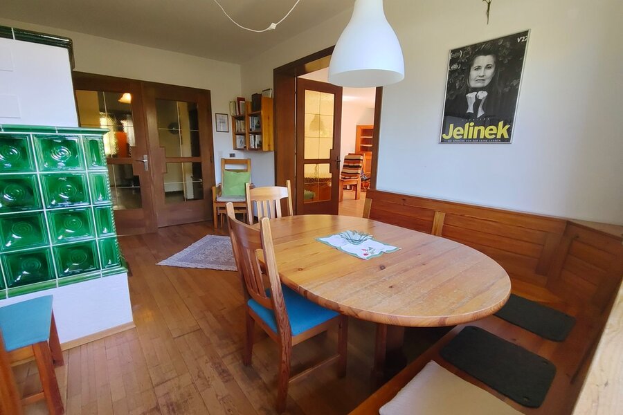 Mit Kachelofen und Leseecke | © Ulrike Oberbucher