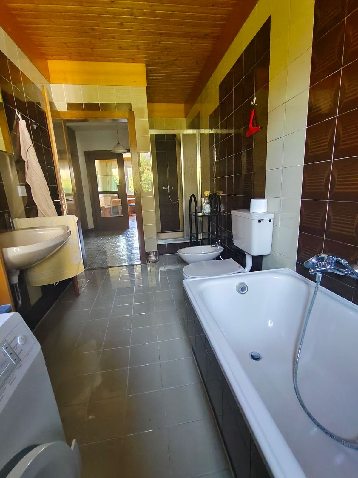 mit wanne, WC, Bidet, Waschmaschine | © Ulrike Oberbucher