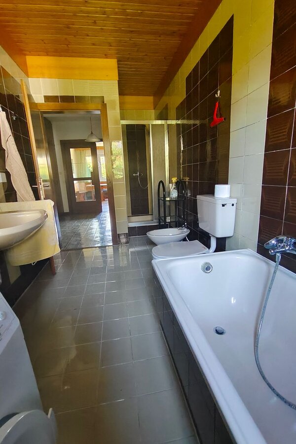 mit wanne, WC, Bidet, Waschmaschine | © Ulrike Oberbucher