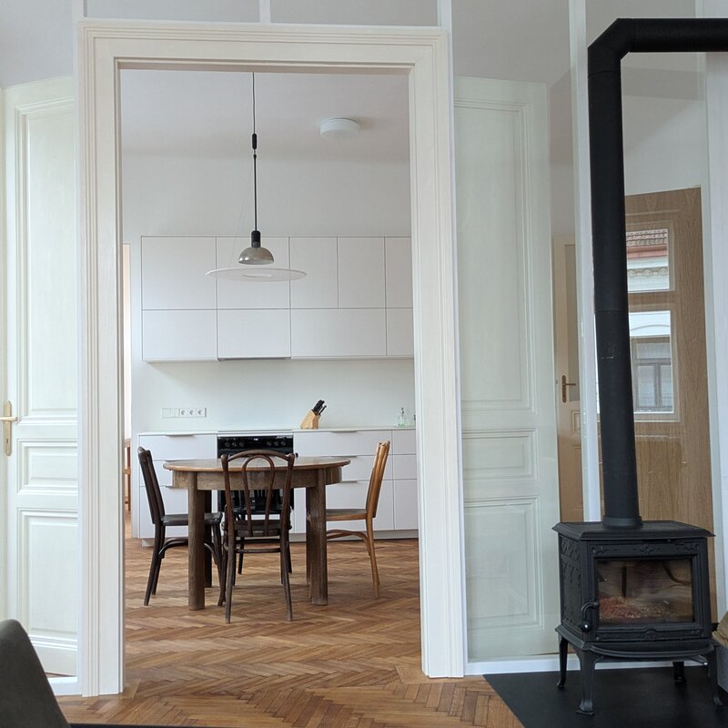 Living area with wood stove & herringbone parquet, 4-room period apartment, short-term rental Vienna, 1 to 6 months
