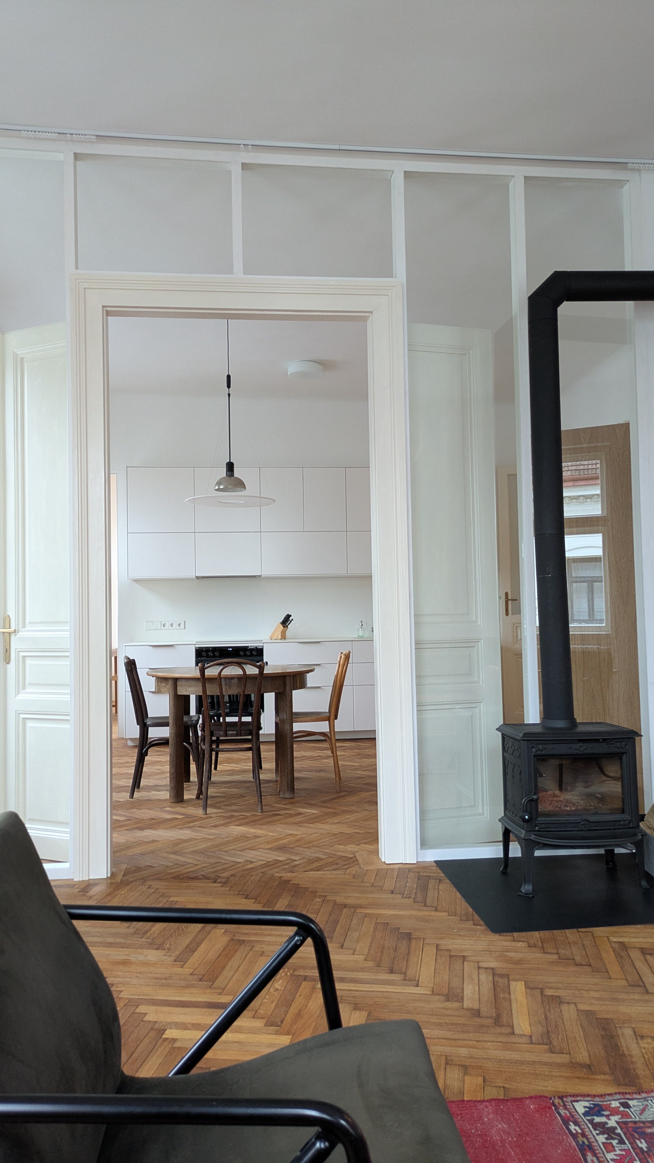 Living area with wood stove & herringbone parquet, 4-room period apartment, short-term rental Vienna, 1 to 6 months