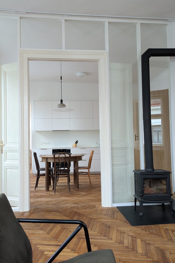 Living area with wood stove & herringbone parquet, 4-room period apartment, short-term rental Vienna, 1 to 6 months