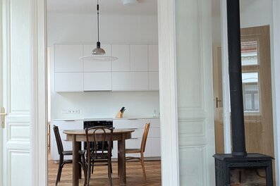 Wohnzimmer mit Kaminofen & Fischgrätparkett, 4-Zimmer Stilaltbau-Wohnung, Kurzzeitmiete Wien, Wohnen auf Zeit 1 bis 6 Monate
