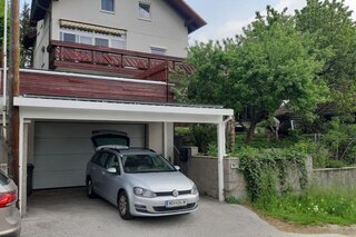 Haus mit Garage und Carport