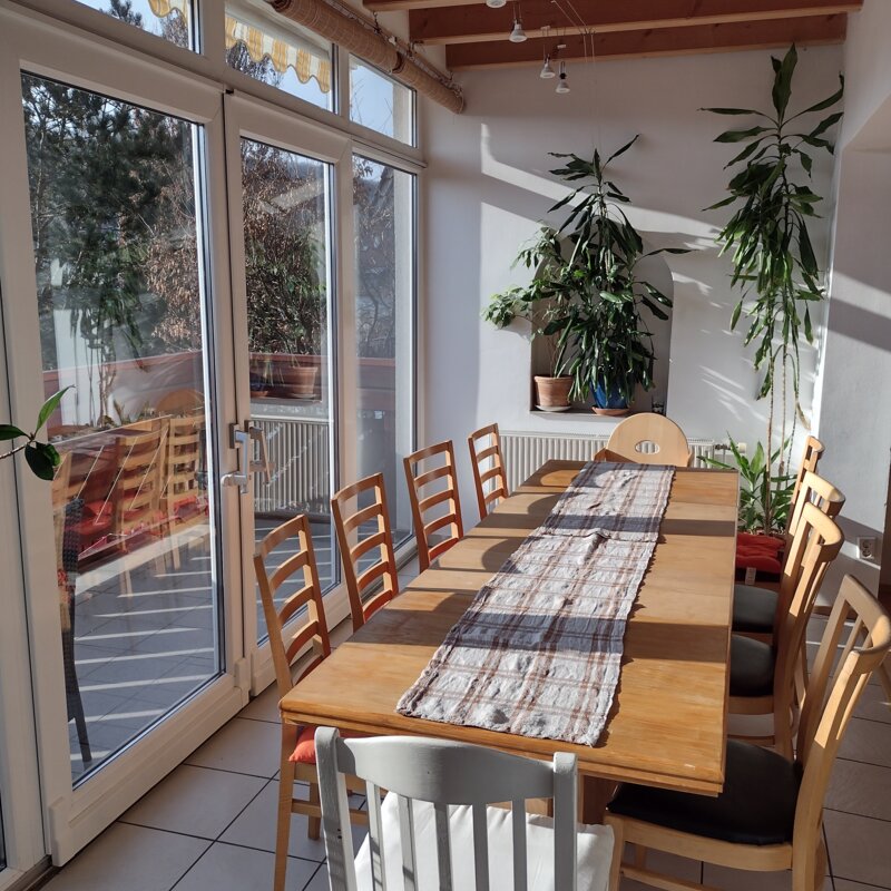 Essbereich und Ausgang zum Balkon