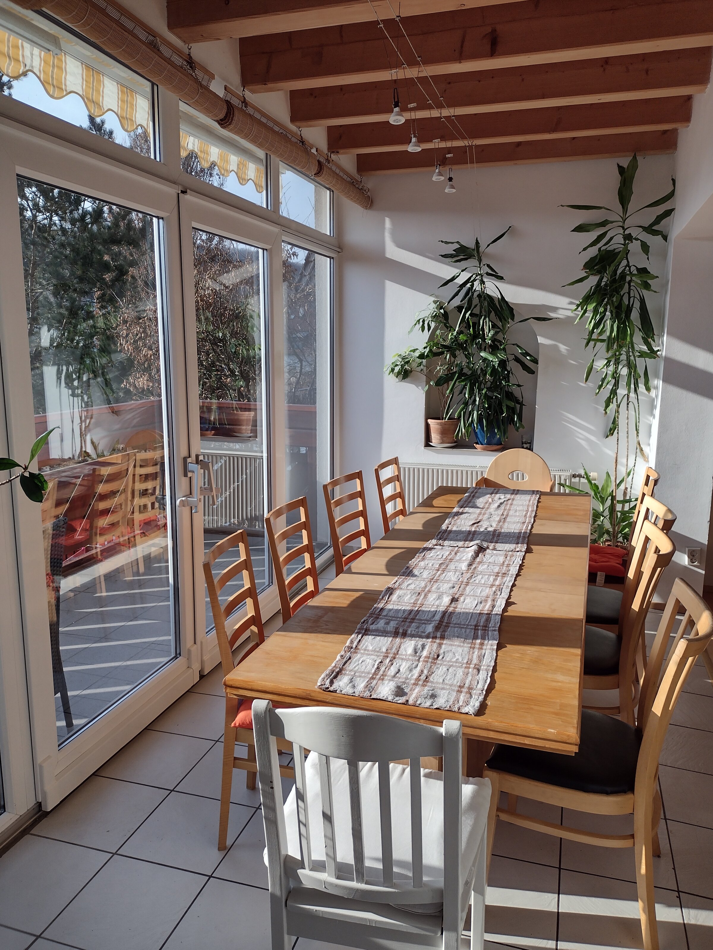 Essbereich und Ausgang zum Balkon