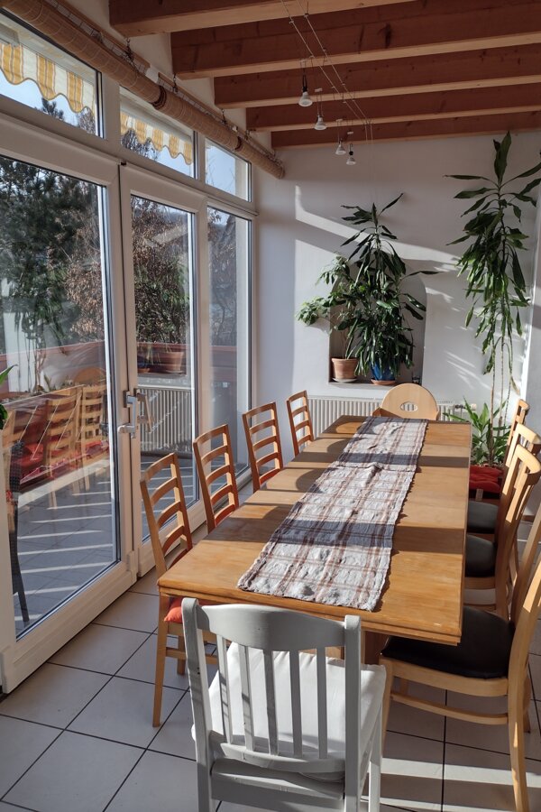 Essbereich und Ausgang zum Balkon