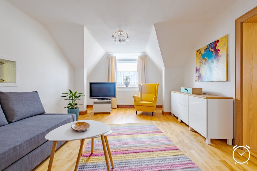 Bright, cozily furnished living room