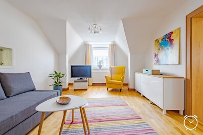Bright, cozily furnished living room