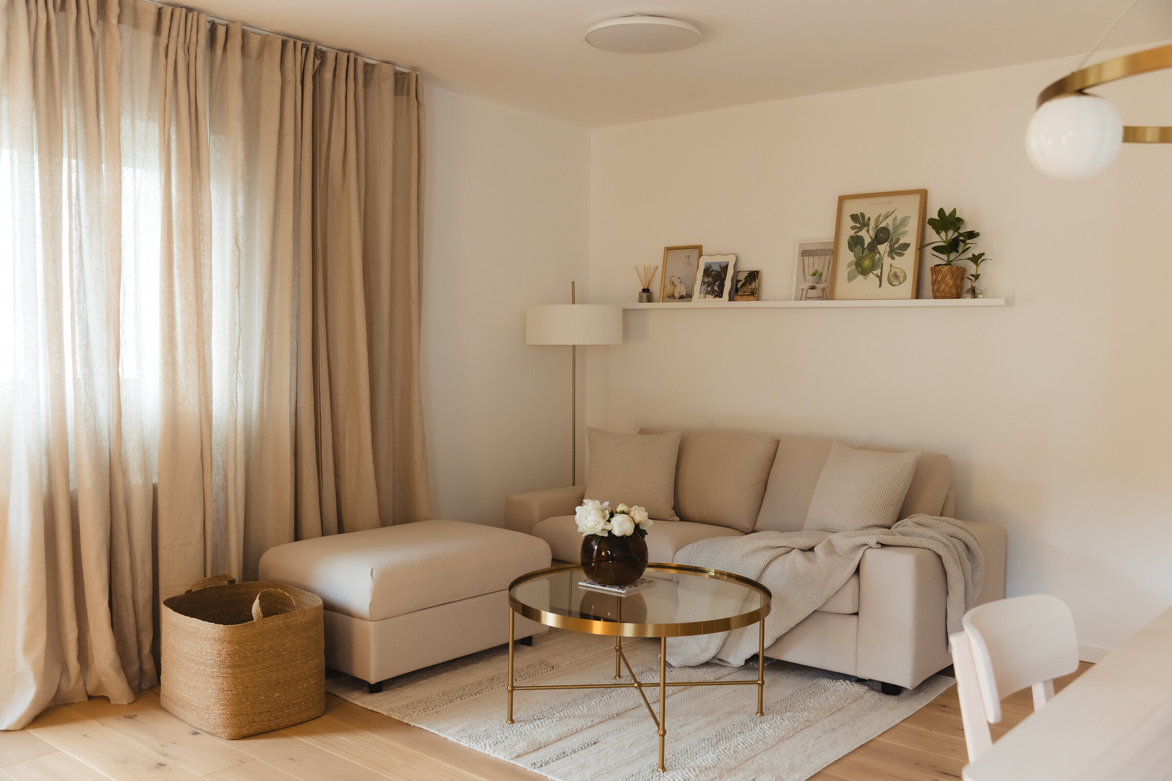 Helles Wohnzimmer mit modernem Interieur – 2-Zimmer Wohnung Erstbezug, Kurzzeitmiete & Wohnen auf Zeit für 1 bis 6 Monate in Elsbethen