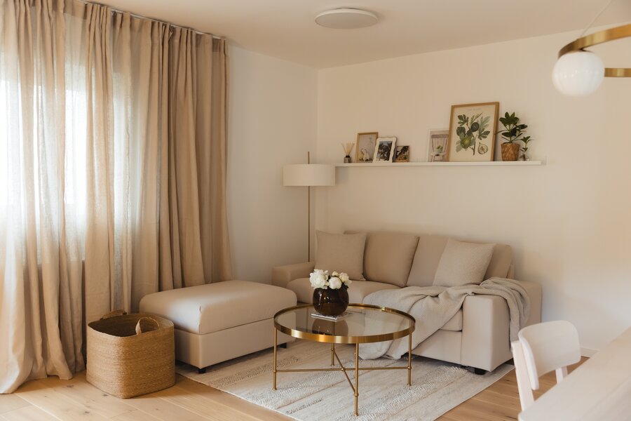 Helles Wohnzimmer mit modernem Interieur – 2-Zimmer Wohnung Erstbezug, Kurzzeitmiete & Wohnen auf Zeit für 1 bis 6 Monate in Elsbethen