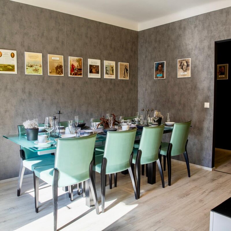 Stilvolles Esszimmer mit Glasstisch – 3-Zimmer Wohnung zur Kurzzeitmiete & Wohnen auf Zeit für 1 bis 6 Monate in Wien