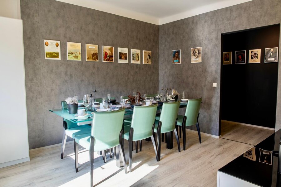 Stilvolles Esszimmer mit Glasstisch – 3-Zimmer Wohnung zur Kurzzeitmiete & Wohnen auf Zeit für 1 bis 6 Monate in Wien