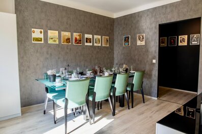 Stilvolles Esszimmer mit Glasstisch – 3-Zimmer Wohnung zur Kurzzeitmiete & Wohnen auf Zeit für 1 bis 6 Monate in Wien