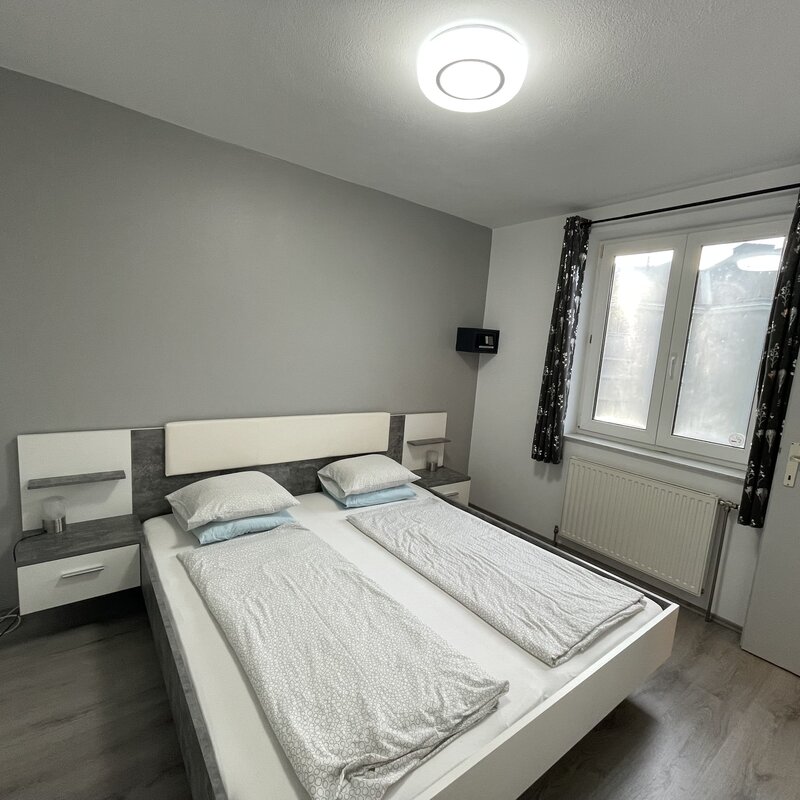 Schlafzimmer 1