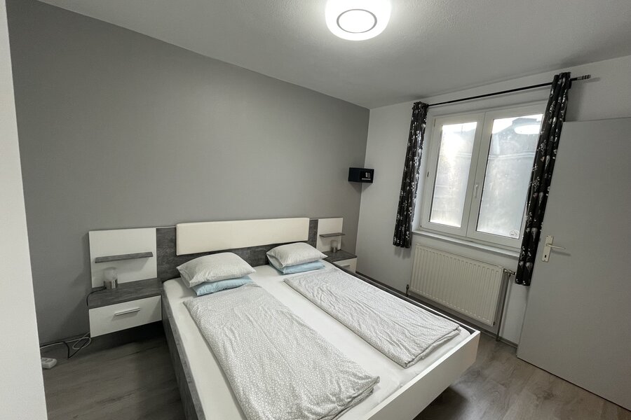 Schlafzimmer 1