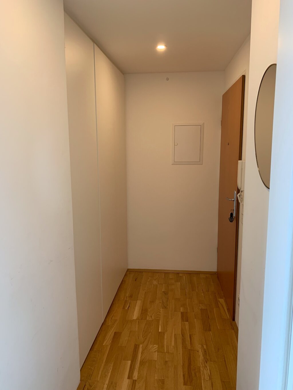The entrance area offers large built-in cabinets, providing plenty of convenient storage space for personal belongings and everyday items.