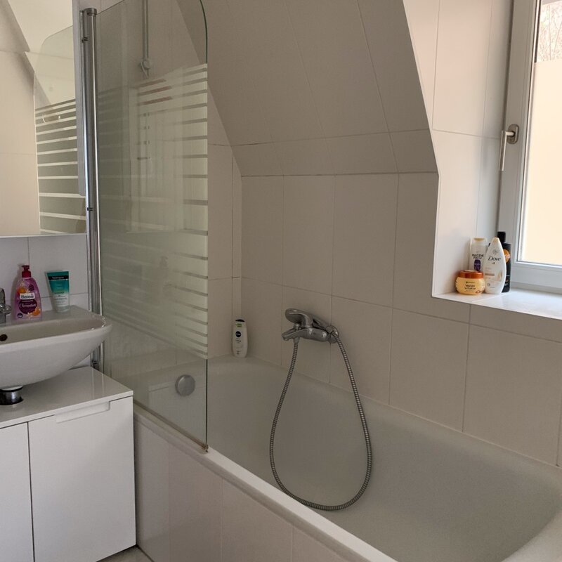 The bathroom is equipped with a bathtub and offers everything needed for everyday comfort. A washing machine with dryer function is also available.