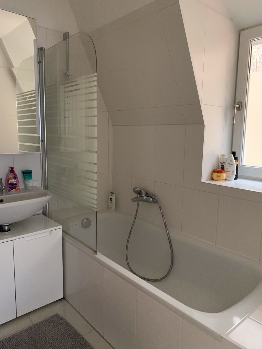 The bathroom is equipped with a bathtub and offers everything needed for everyday comfort. A washing machine with dryer function is also available.