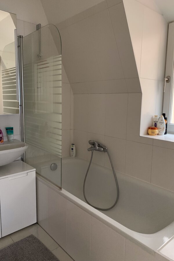 The bathroom is equipped with a bathtub and offers everything needed for everyday comfort. A washing machine with dryer function is also available.