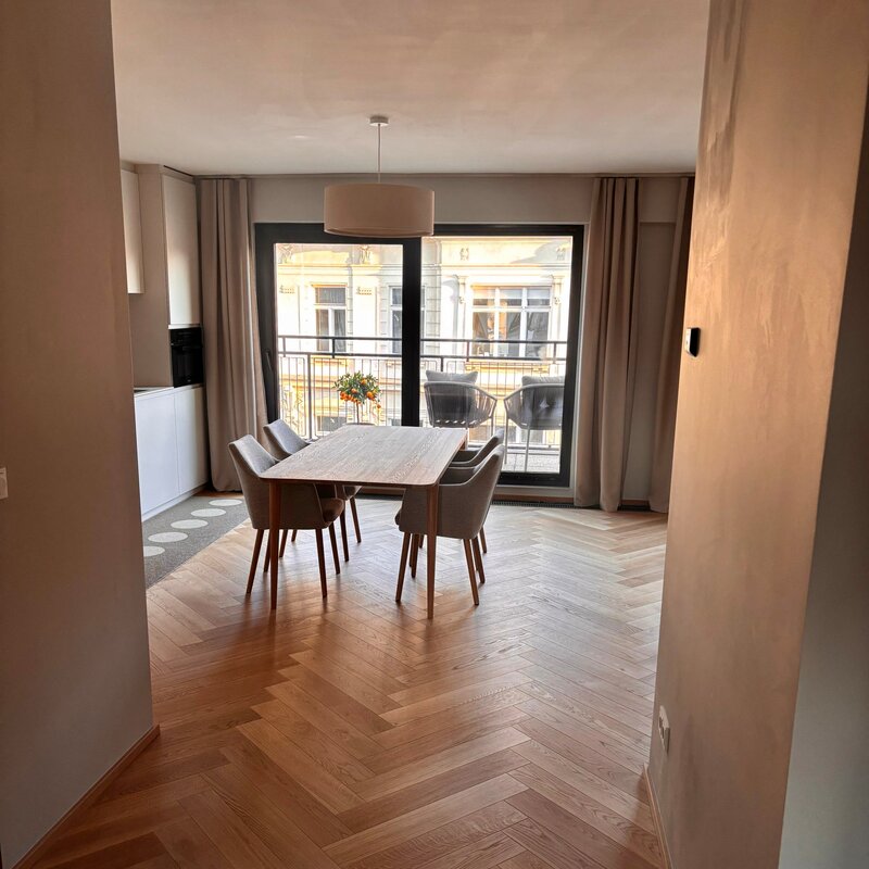 Der Blick vom Vorraum zeigt die großzügige Raumwirkung der Wohnung. Essbereich, offene Küche und Terrasse gehen harmonisch ineinander über und vermitteln sofort ein helles, modernes und einladendes Wohngefühl.