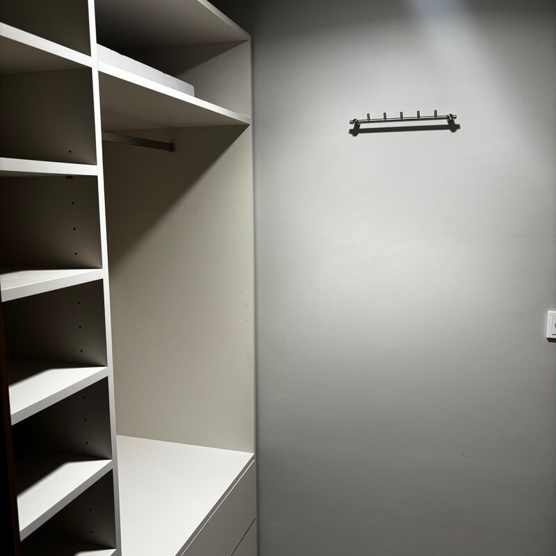 Die Garderobe und der praktische Abstellraum bieten viel zusätzlichen Stauraum für Kleidung, Koffer, Haushaltsgeräte und Alltagsgegenstände. Dadurch bleibt die Wohnung auch bei längeren Aufenthalten besonders aufgeräumt und komfortabel nutzbar.