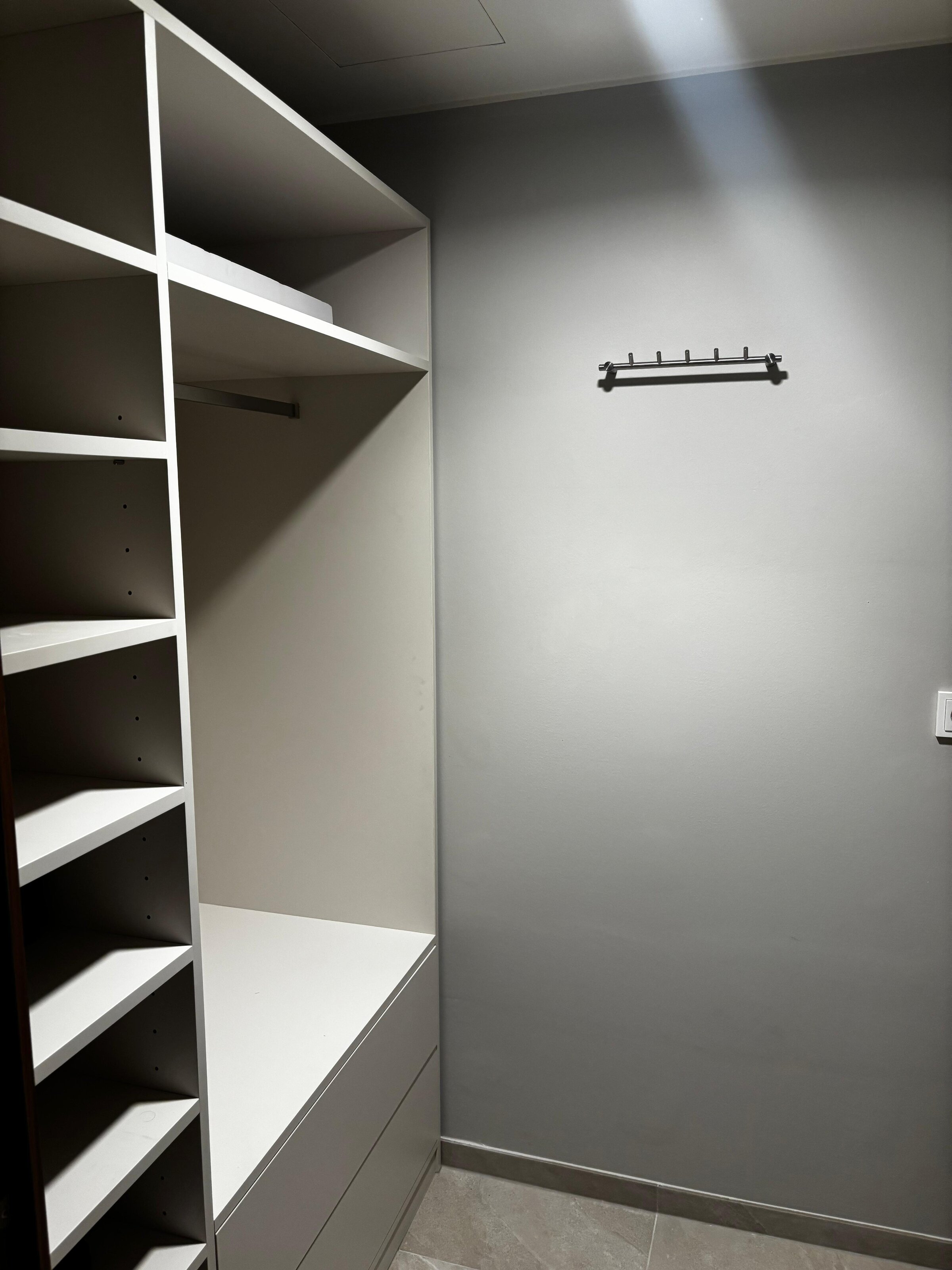Die Garderobe und der praktische Abstellraum bieten viel zusätzlichen Stauraum für Kleidung, Koffer, Haushaltsgeräte und Alltagsgegenstände. Dadurch bleibt die Wohnung auch bei längeren Aufenthalten besonders aufgeräumt und komfortabel nutzbar.