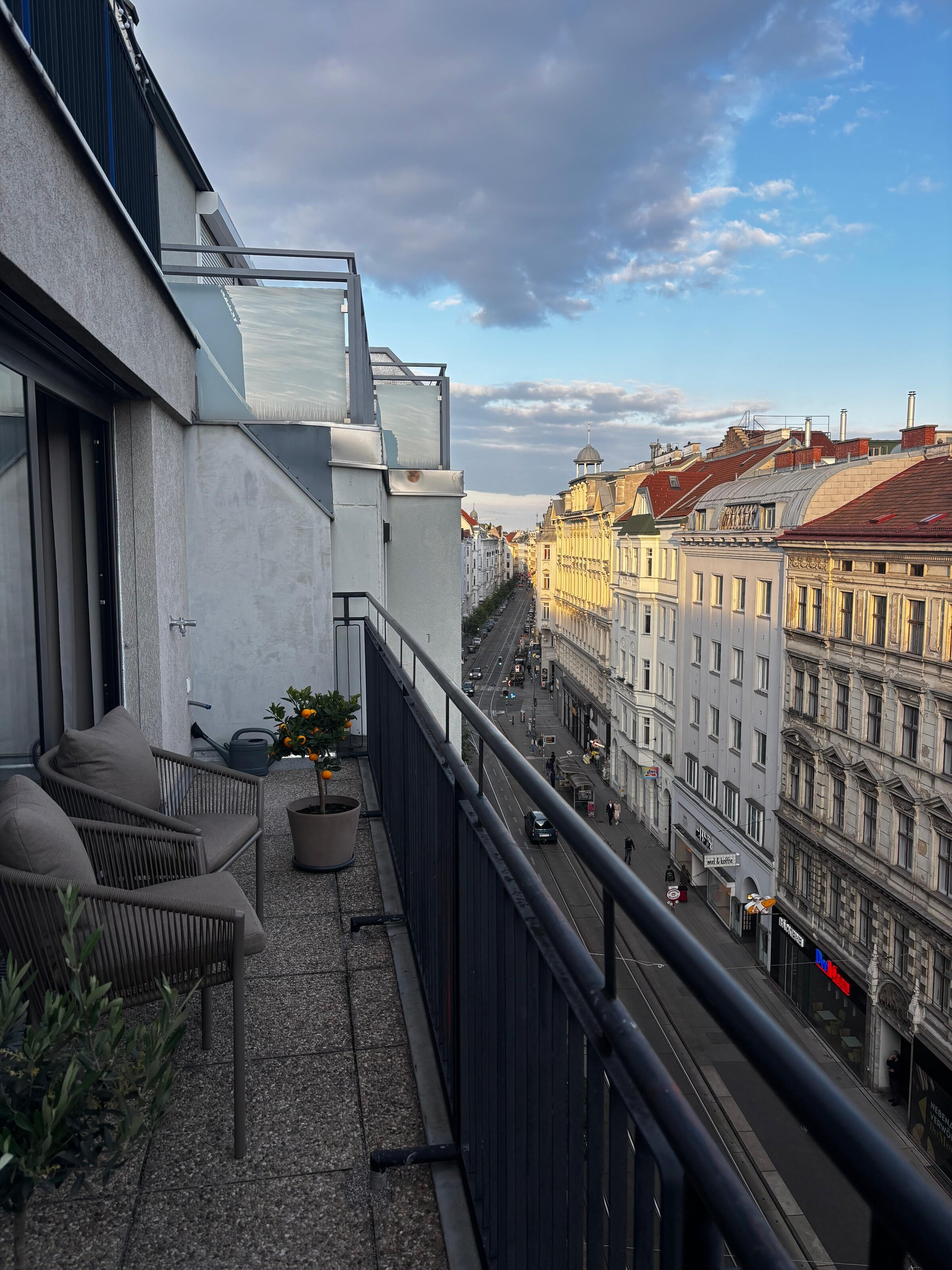 Von der Terrasse blickt man entlang der Josefstädter Straße Richtung Innenstadt. Die Josefstädter Straße verbindet urbanen Charme mit hoher Lebensqualität und bietet zahlreiche Restaurants, Cafés, Boutiquen und Geschäfte. Sie führt direkt zur Ringstraße sowie weiter zum Volksgarten und zur Hofburg.