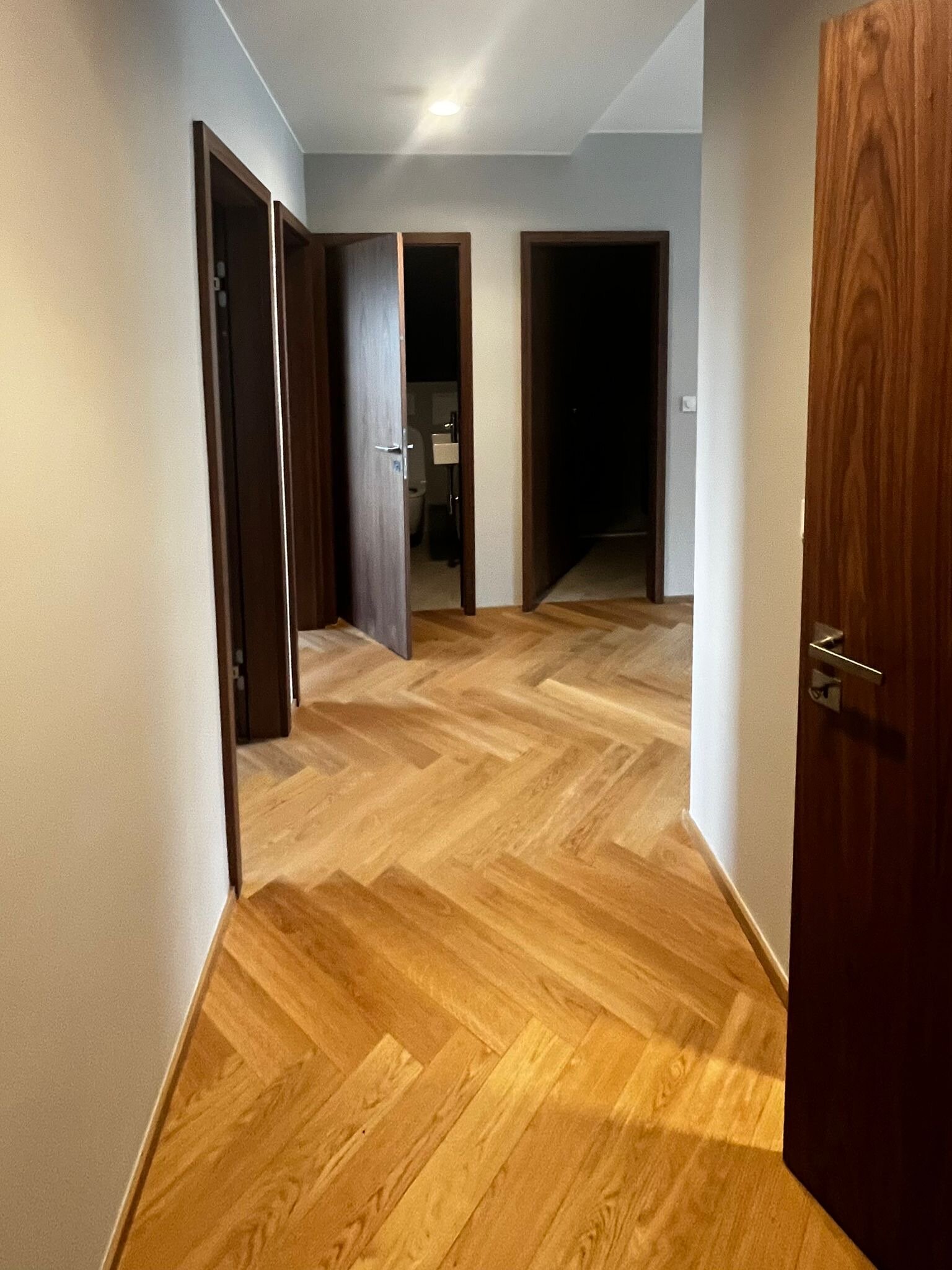 Der Eingangsbereich ist klar und hochwertig gestaltet und bietet einen angenehmen ersten Eindruck der Wohnung. Die durchdachte Garderobenlösung schafft praktischen Stauraum und fügt sich harmonisch in das moderne Gesamtkonzept ein.