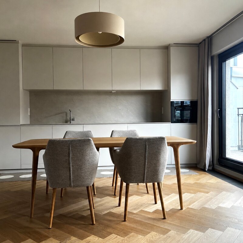 Die moderne italienische Designküche ist hochwertig ausgestattet, sehr gut durchdacht und bietet viel Stauraum. Zur Ausstattung gehören Miele-Geräte wie Backrohr mit Mikrowellenfunktion, Kühl- und Gefrierschrank sowie Geschirrspüler. Der integrierte Bora-Dunstabzug sorgt für ein klares, reduziertes Küchenbild. Besonders hochwertig ist auch die strapazierfähige Ceraflex-Arbeitsfläche mit integriertem Spülbecken.