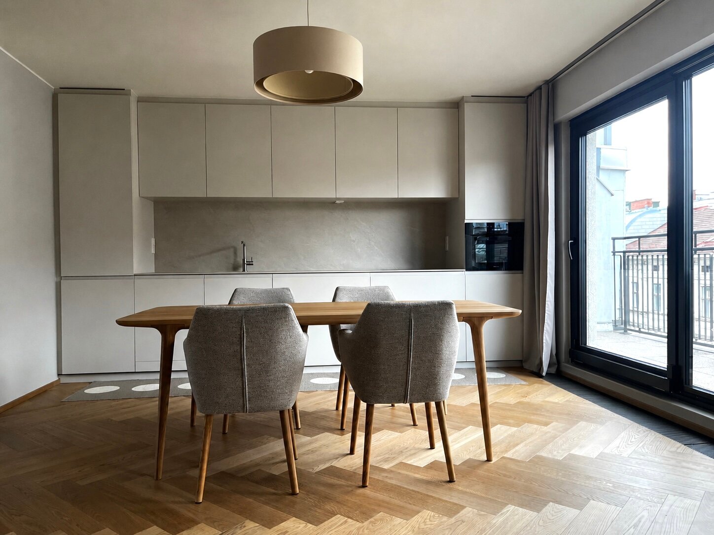 Die moderne italienische Designküche ist hochwertig ausgestattet, sehr gut durchdacht und bietet viel Stauraum. Zur Ausstattung gehören Miele-Geräte wie Backrohr mit Mikrowellenfunktion, Kühl- und Gefrierschrank sowie Geschirrspüler. Der integrierte Bora-Dunstabzug sorgt für ein klares, reduziertes Küchenbild. Besonders hochwertig ist auch die strapazierfähige Ceraflex-Arbeitsfläche mit integriertem Spülbecken.
