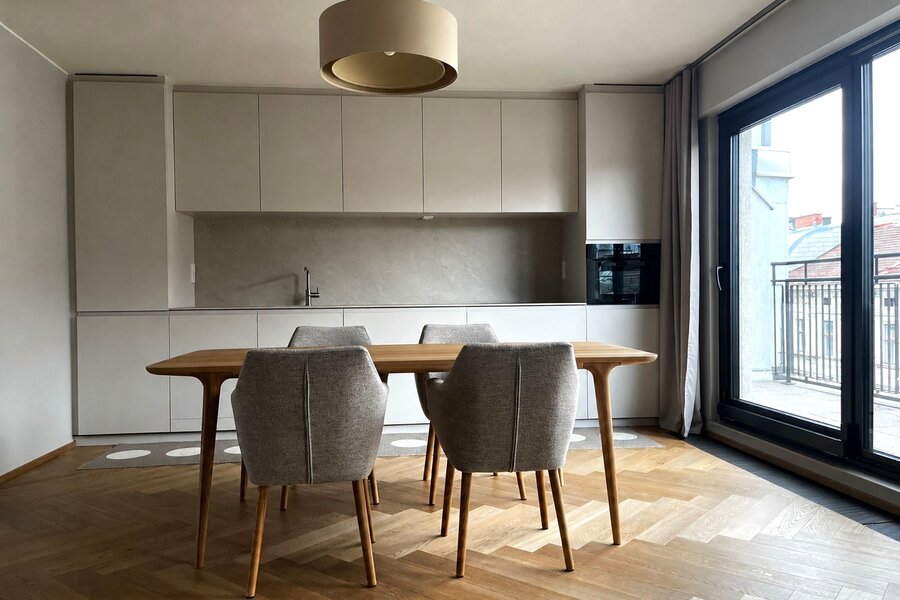 Die moderne italienische Designküche ist hochwertig ausgestattet, sehr gut durchdacht und bietet viel Stauraum. Zur Ausstattung gehören Miele-Geräte wie Backrohr mit Mikrowellenfunktion, Kühl- und Gefrierschrank sowie Geschirrspüler. Der integrierte Bora-Dunstabzug sorgt für ein klares, reduziertes Küchenbild. Besonders hochwertig ist auch die strapazierfähige Ceraflex-Arbeitsfläche mit integriertem Spülbecken.