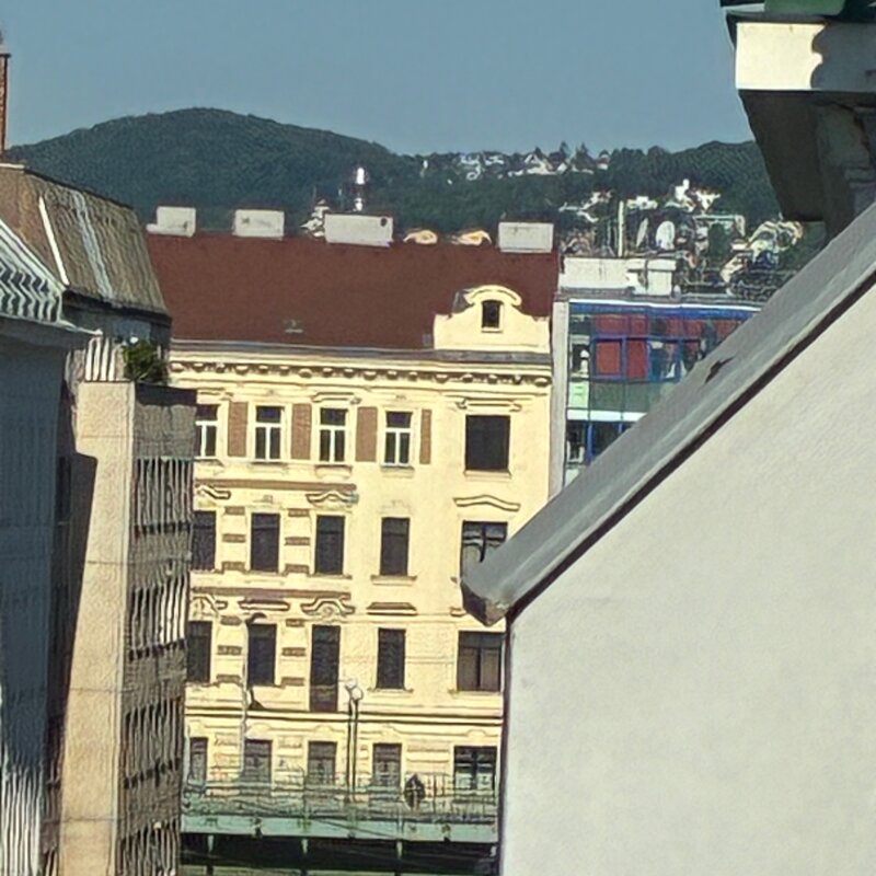 Von der Terrasse blickt man in die andere Richtung der Josefstädter Straße bis zum Wilhelminenberg. Von hier erreicht man auch rasch den Brunnenmarkt, einen der vielfältigsten Märkte Wiens mit außergewöhnlich großer Obst- und Gemüseauswahl sowie zahlreichen ethnischen Ständen. Direkt anschließend liegt der Yppenplatz mit seinen beliebten Samstags-Bauernmärkten sowie vielen angesagten Restaurants, Cafés und Bars.