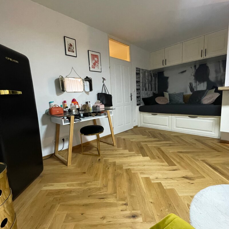 Helles 1-Zimmer Apartment mit Fischgrätparkett & Schminkbereich – Kurzzeitmiete Salzburg, Wohnen auf Zeit für 1 bis 6 Monate
