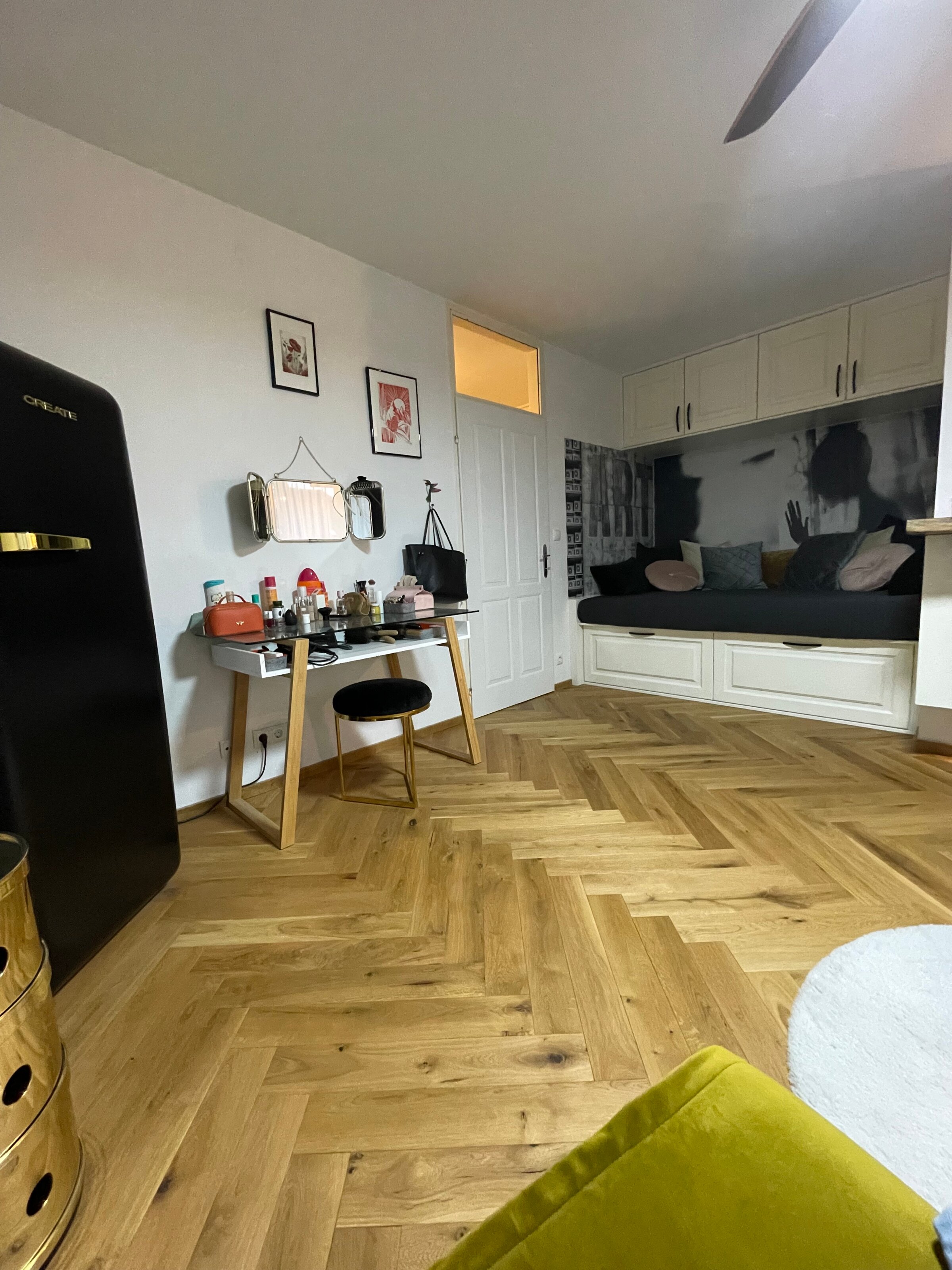 Helles 1-Zimmer Apartment mit Fischgrätparkett & Schminkbereich – Kurzzeitmiete Salzburg, Wohnen auf Zeit für 1 bis 6 Monate