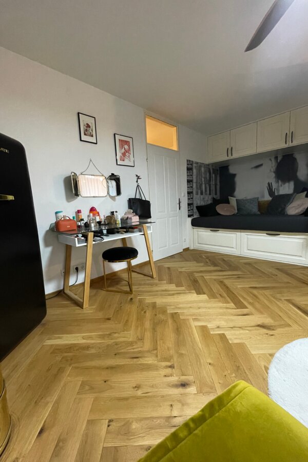 Helles 1-Zimmer Apartment mit Fischgrätparkett & Schminkbereich – Kurzzeitmiete Salzburg, Wohnen auf Zeit für 1 bis 6 Monate
