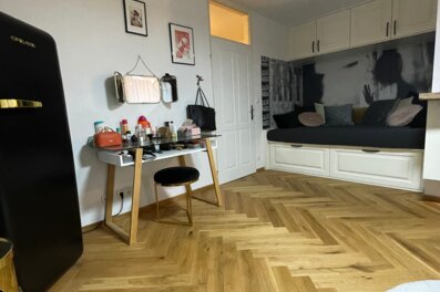 Helles 1-Zimmer Apartment mit Fischgrätparkett & Schminkbereich – Kurzzeitmiete Salzburg, Wohnen auf Zeit für 1 bis 6 Monate