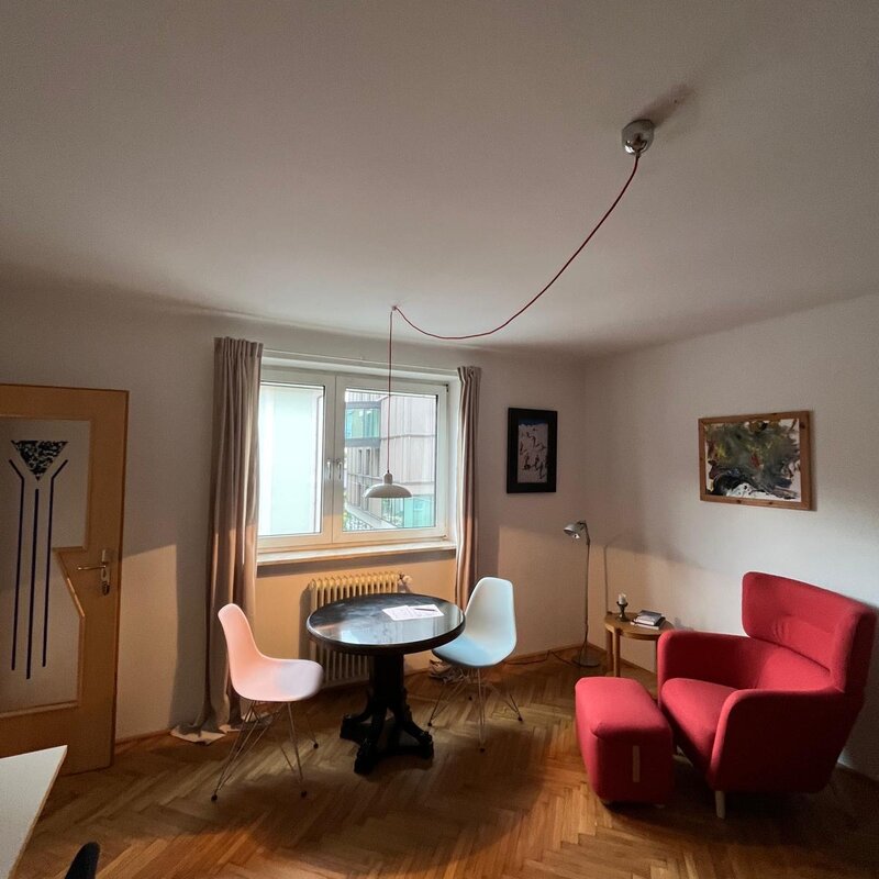 Helles Wohnzimmer mit Parkettboden – 1-Zimmer Wohnung zur Kurzzeitmiete & Wohnen auf Zeit für 1 bis 6 Monate in Salzburg