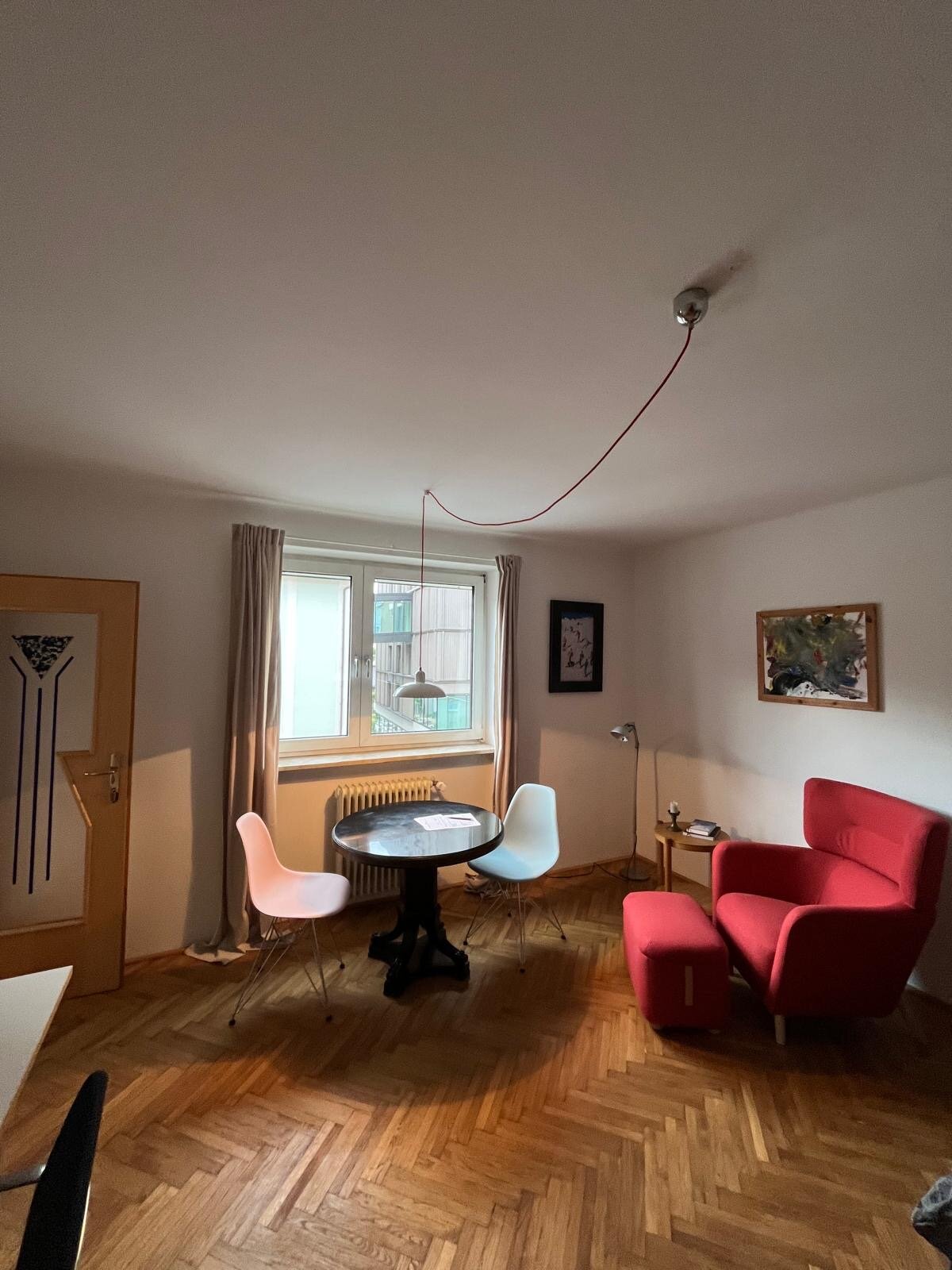 Helles Wohnzimmer mit Parkettboden – 1-Zimmer Wohnung zur Kurzzeitmiete & Wohnen auf Zeit für 1 bis 6 Monate in Salzburg
