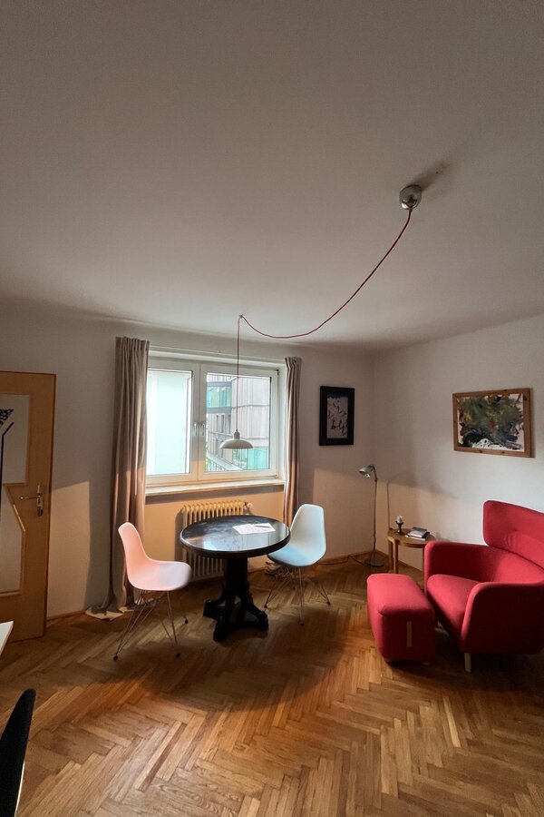 Helles Wohnzimmer mit Parkettboden – 1-Zimmer Wohnung zur Kurzzeitmiete & Wohnen auf Zeit für 1 bis 6 Monate in Salzburg