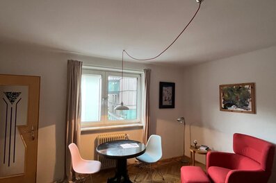 Helles Wohnzimmer mit Parkettboden – 1-Zimmer Wohnung zur Kurzzeitmiete & Wohnen auf Zeit für 1 bis 6 Monate in Salzburg