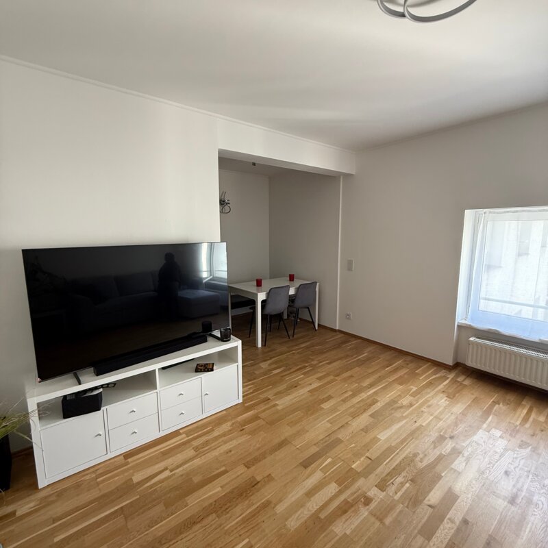 Helles Wohnzimmer mit Parkett & TV – 2-Zimmer Wohnung zur Kurzzeitmiete, Wohnen auf Zeit für 1 bis 6 Monate in Wien
