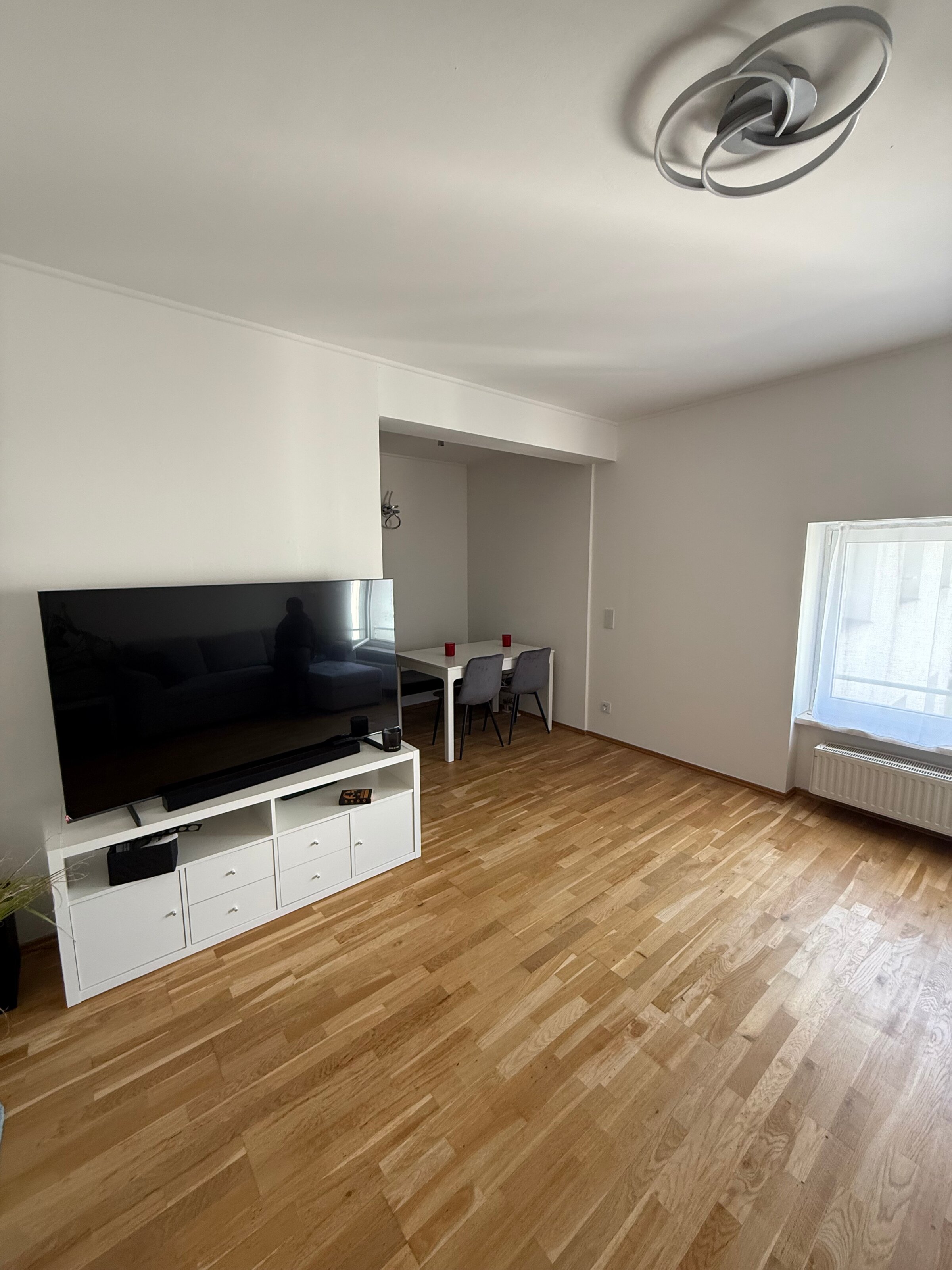 Helles Wohnzimmer mit Parkett & TV – 2-Zimmer Wohnung zur Kurzzeitmiete, Wohnen auf Zeit für 1 bis 6 Monate in Wien