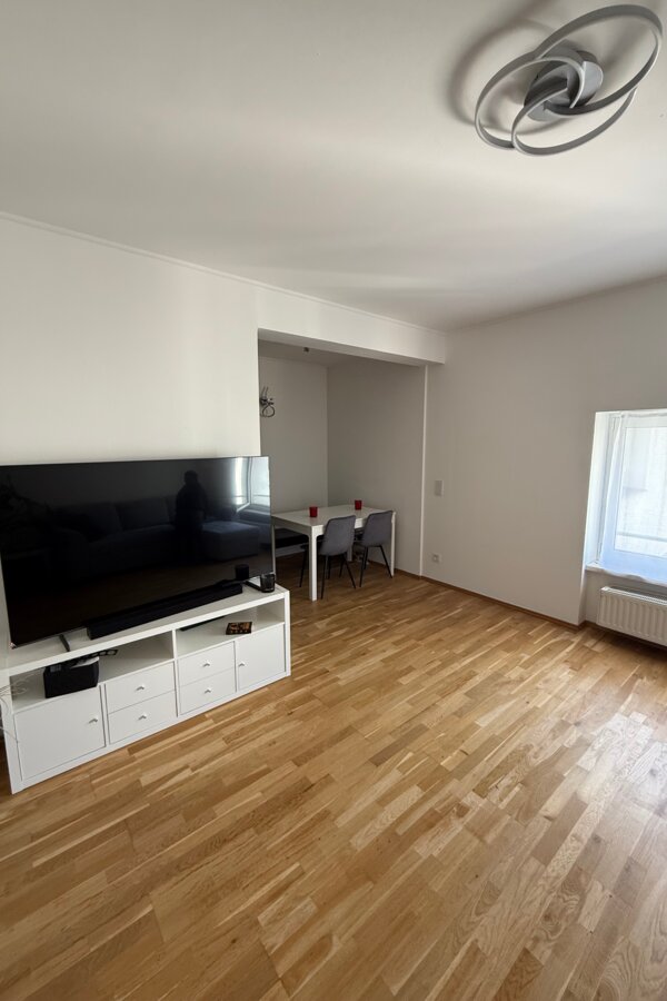 Helles Wohnzimmer mit Parkett & TV – 2-Zimmer Wohnung zur Kurzzeitmiete, Wohnen auf Zeit für 1 bis 6 Monate in Wien